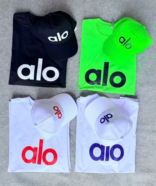 T-shirts et casquettes colorés