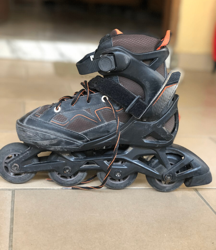 Patins à roulettes noir avec protections