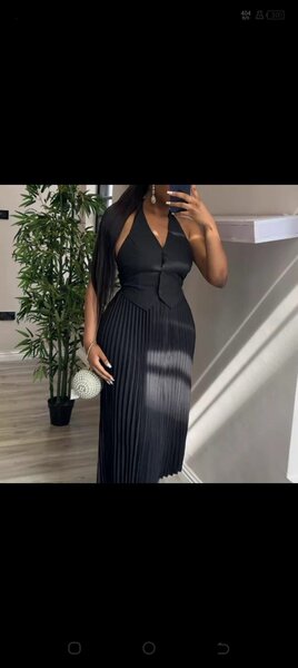 Robe noire plissée élégante pour femmes