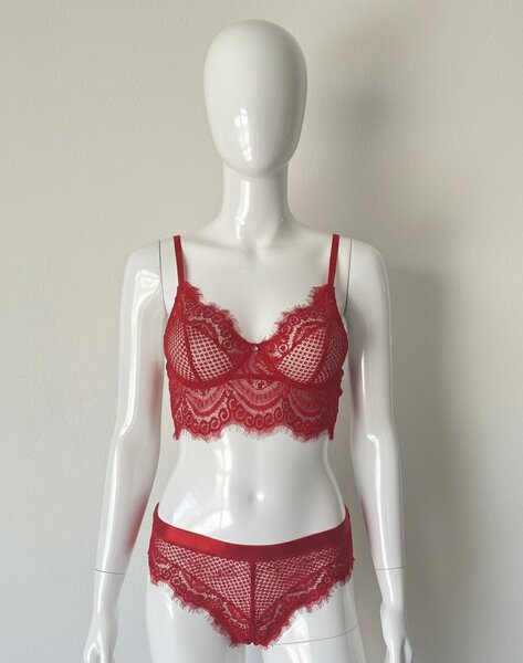 Ensemble de lingerie en dentelle rouge