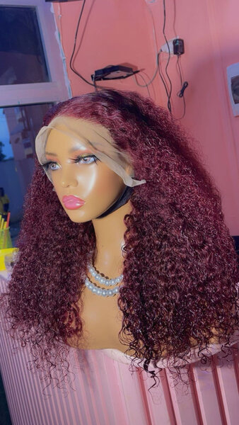 Perruque Bouclée Luxe Bordeaux