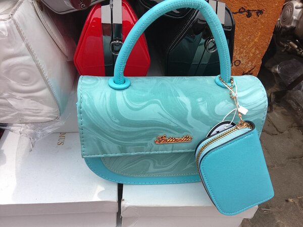 Sac à main bleu turquoise avec pochette