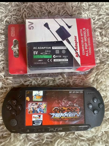 Console portable PSP avec accessoires