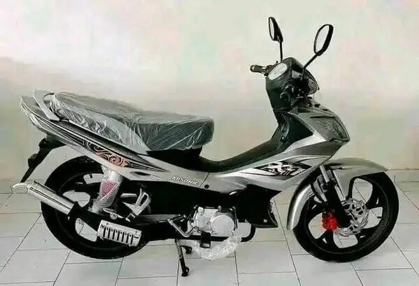 Moto Yamaha noire et argent