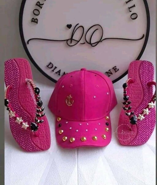 Ensemble rose chic: casquette et tongs