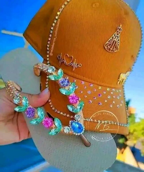 Casquette et tongs décorées