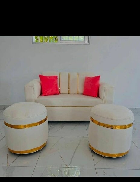 Pouf cuir blanc avec accents dorés