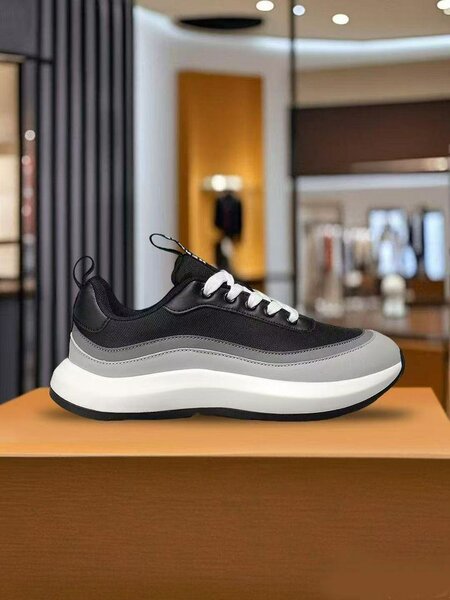 Baskets modernes noirs et blancs