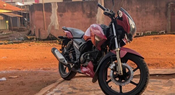 Moto sportive rouge puissante