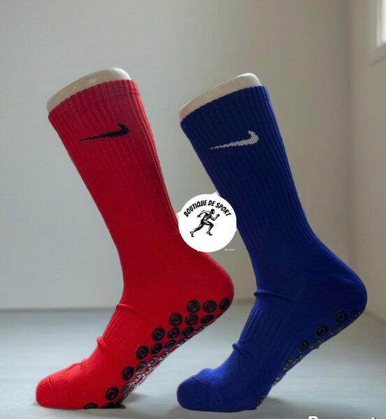 Chaussettes de sport Nike rouges et bleues