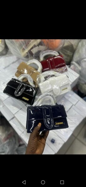 Mini sac à main en cuir brillant