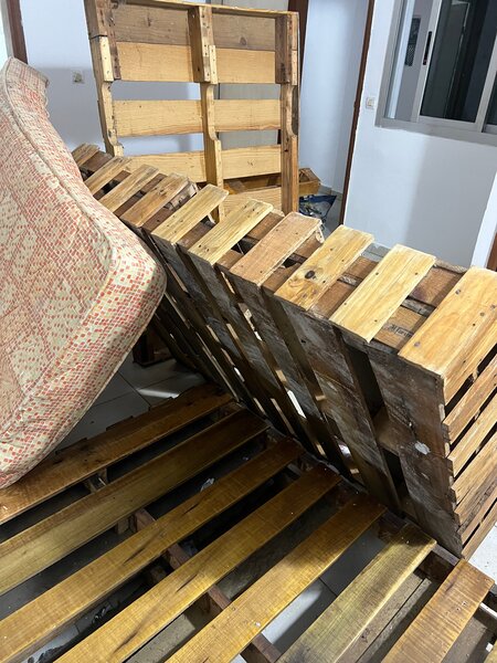 Lit en palette de bois robuste