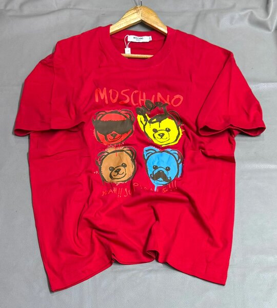 T-shirt Moschino rouge avec motif ours