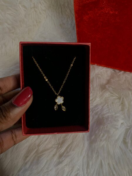 Collier Fleur Doré Élégant