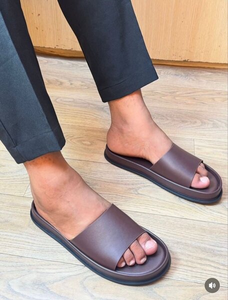 Sandales plates en cuir marron pour homme