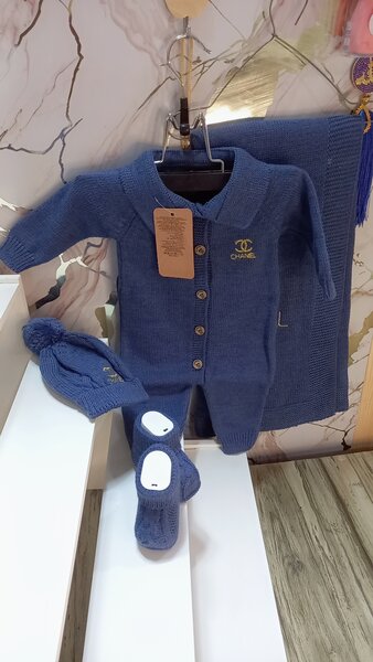 Ensemble bébé en tricot bleu