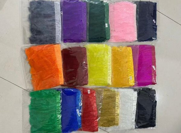 Plumes décoratives colorées