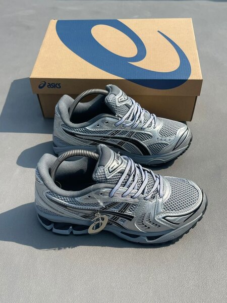 Chaussures de course Asics grises