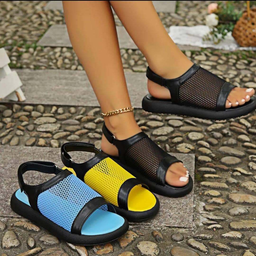 Sandales ouvertes en maille colorée