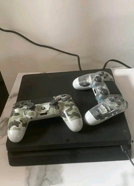 PlayStation 4 Slim avec 2 manettes