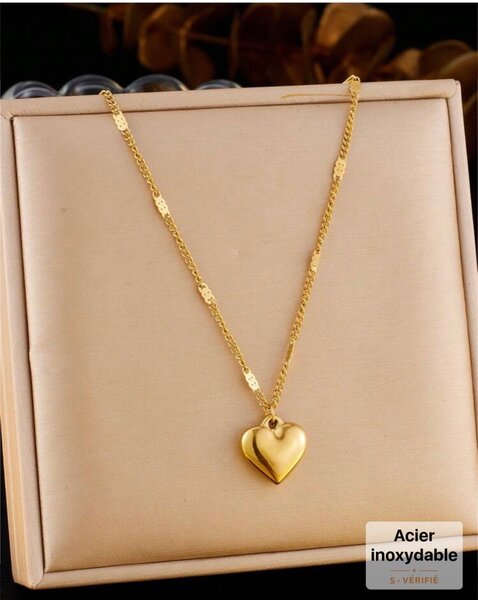 Collier en Acier Doré avec Pendentif en Forme de Coeur