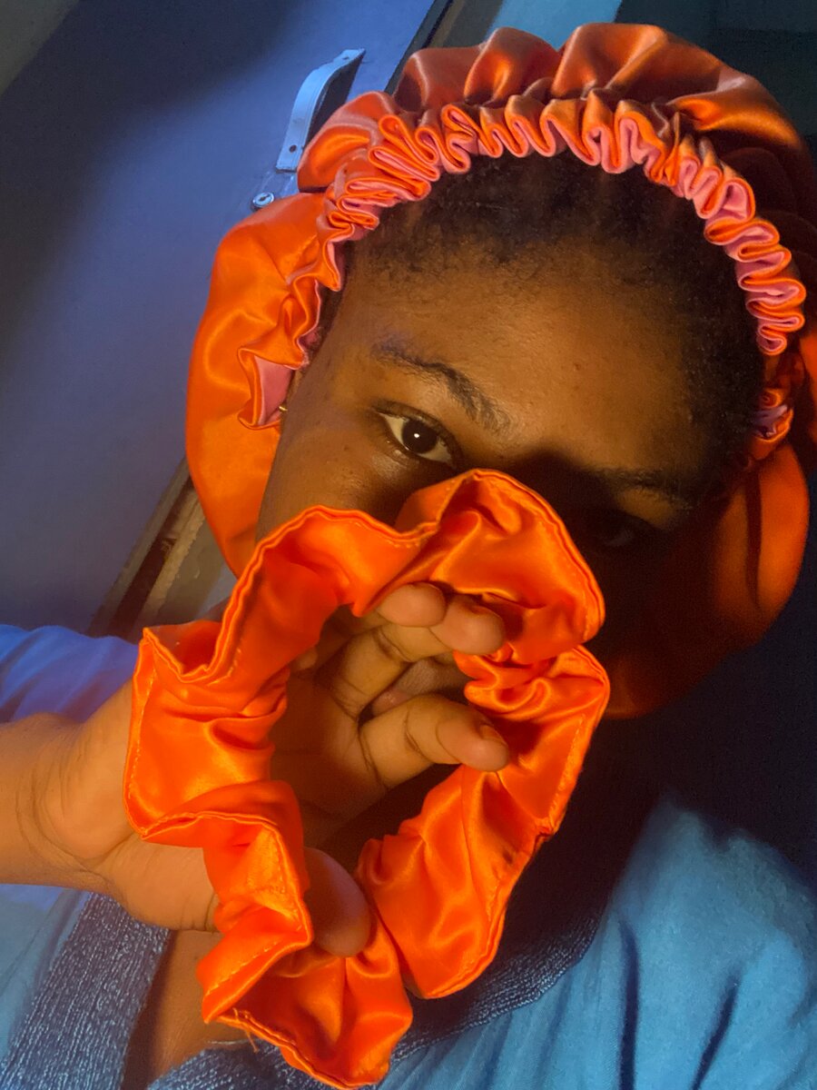 Bonnet en satin orange brillant