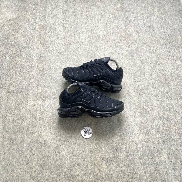 Basket noire Nike TN enfant
