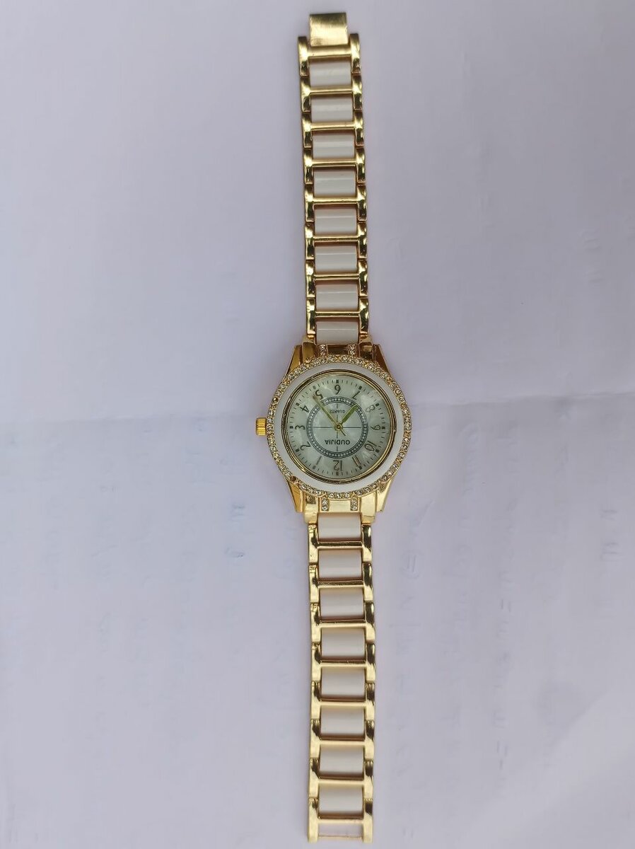 Montre femme dorée élégante