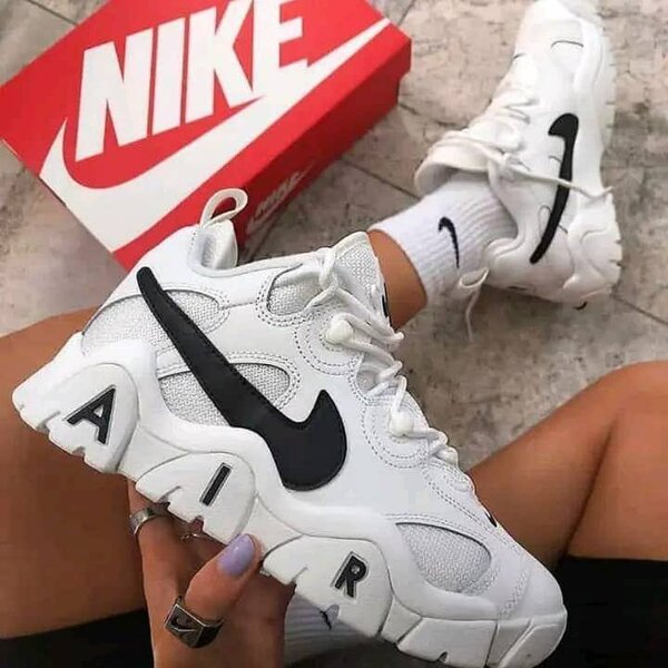 Baskets Nike et carton