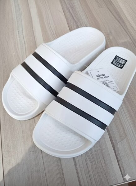 Claquettes blanches Adidas