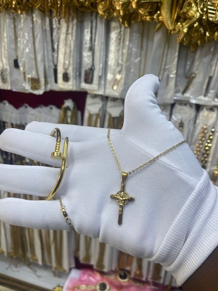 Collier en or avec croix élégante