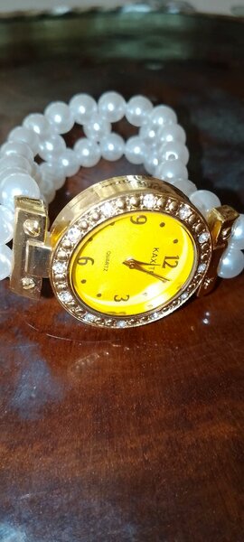 Montre élégante perles dorée