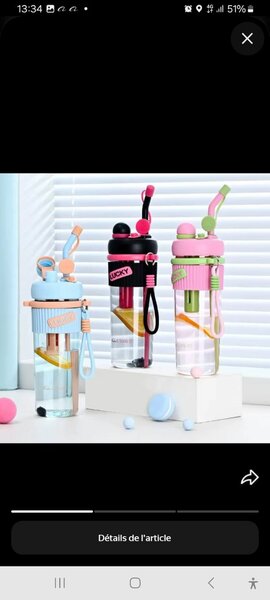 Bouteille d'eau avec paille