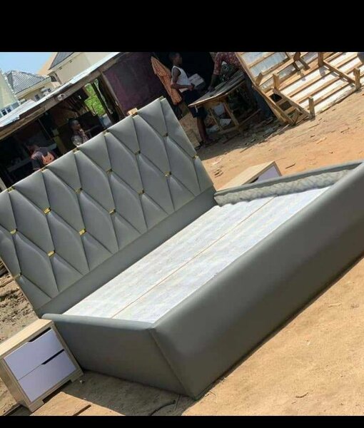 Lit gris capitonné avec tête de lit