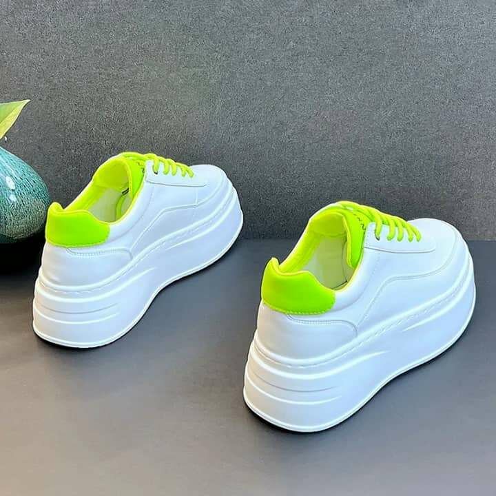 Chaussures à plateforme blanches et vertes