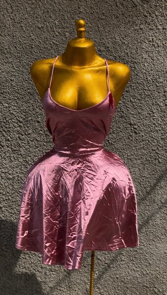 Robe satinée rose élégante