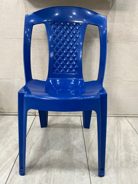 Chaise en plastique bleue