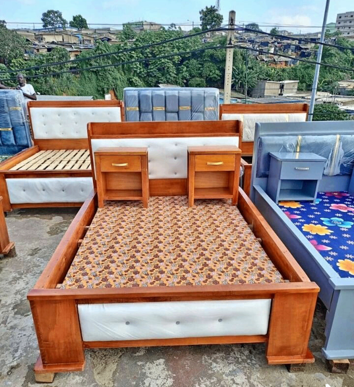 Lit en bois avec tête de lit capitonnée