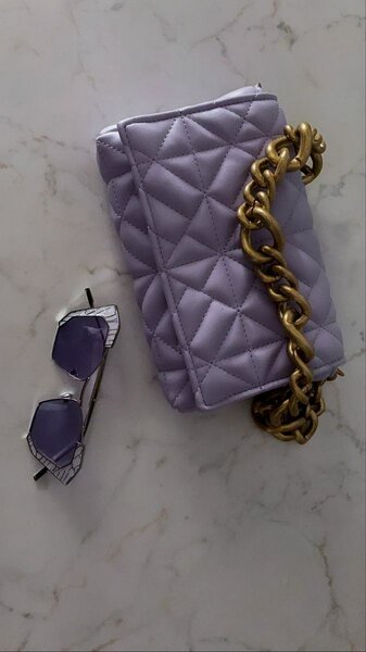 Sac à main en cuir violet matelassé