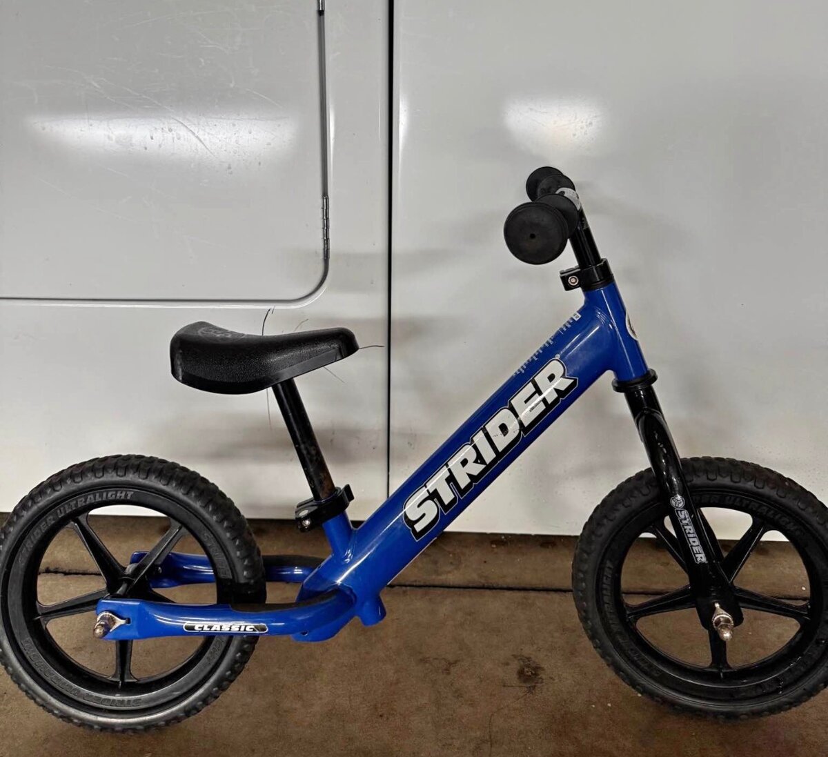Vélo d'équilibre Strider bleu