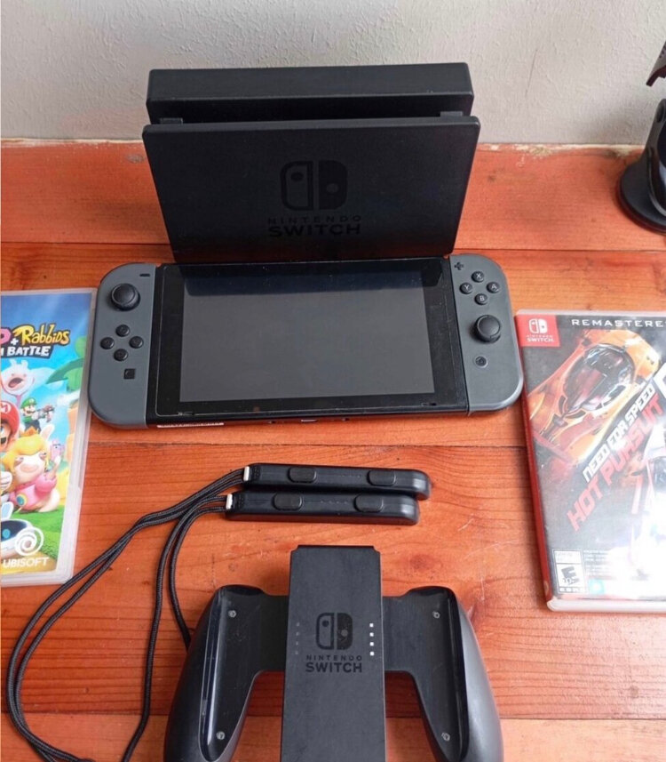 Nintendo Switch avec 2 jeux vidéo
