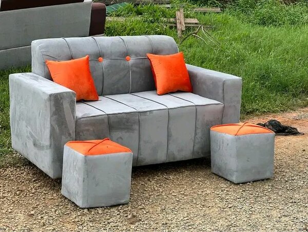 Canapé moderne avec poufs