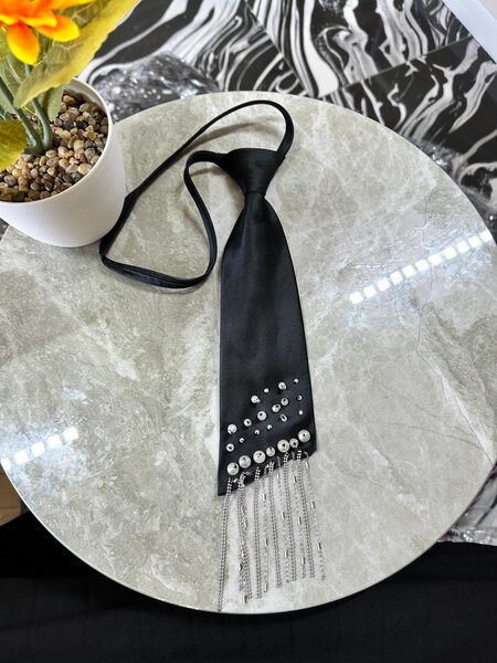 Cravate élégante avec strass