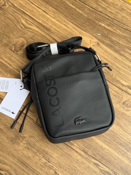 Sacoche Lacoste élégante