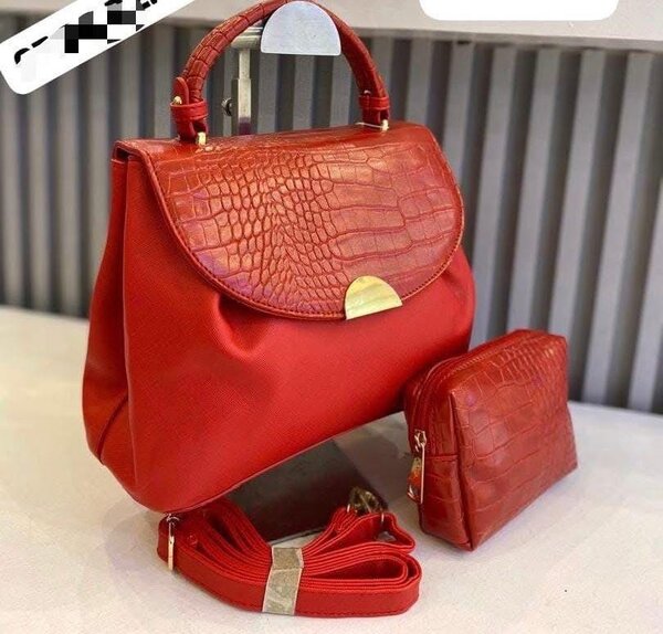 Sac à main en cuir rouge