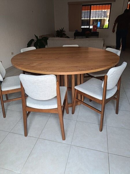 Table ronde en bois moderne