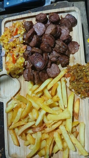 Saucisses grillées & frites