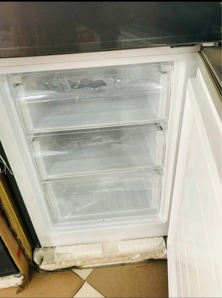 Réfrigérateur avec congélateur intégré