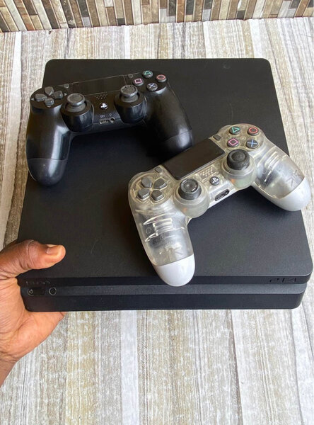 Console PlayStation 4 avec 2 Manettes
