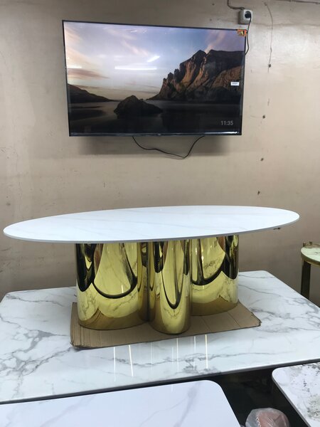 Table basse dorée moderne chic